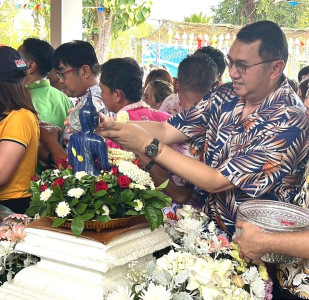 ร่วมประเพณีสรงน้ำพระ รดน้ำขอพรผู้ว่าราชการจังหวัดอุตรดิตถ์ พารามิเตอร์รูปภาพ 1