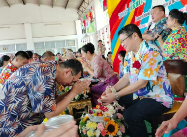 ร่วมประเพณีสรงน้ำพระ รดน้ำขอพรผู้ว่าราชการจังหวัดอุตรดิตถ์ พารามิเตอร์รูปภาพ 4