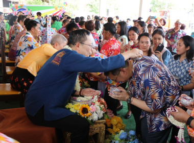 ร่วมประเพณีสรงน้ำพระ รดน้ำขอพรผู้ว่าราชการจังหวัดอุตรดิตถ์ พารามิเตอร์รูปภาพ 3