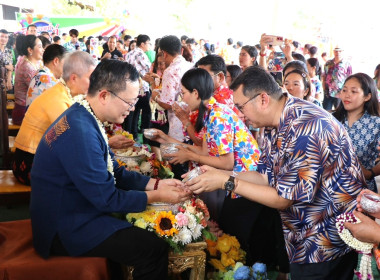 ร่วมประเพณีสรงน้ำพระ รดน้ำขอพรผู้ว่าราชการจังหวัดอุตรดิตถ์ พารามิเตอร์รูปภาพ 2