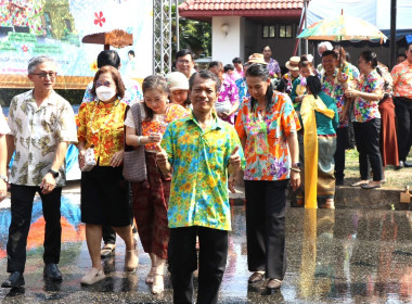 ร่วมประเพณีสรงน้ำพระ รดน้ำขอพรผู้ว่าราชการจังหวัดอุตรดิตถ์ พารามิเตอร์รูปภาพ 12