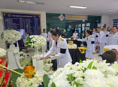 ร่วมพิธีถวายสักการะและพิธีถวายน้ำสรงพระบรมศพสมเด็จพระนางเจ้าสิริกิติ์ พระบรมราชินีนาถพระบรมราชชนนีพันปีหลวง เบื้องหน้าพระฉายาลักษณ์ ... พารามิเตอร์รูปภาพ 2