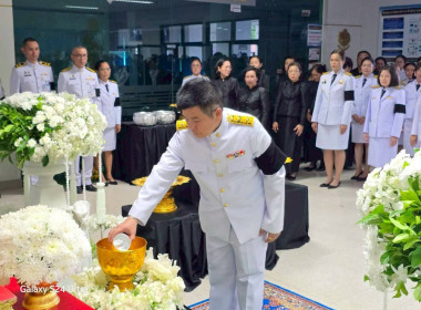 ร่วมพิธีถวายสักการะและพิธีถวายน้ำสรงพระบรมศพสมเด็จพระนางเจ้าสิริกิติ์ พระบรมราชินีนาถพระบรมราชชนนีพันปีหลวง เบื้องหน้าพระฉายาลักษณ์ ... พารามิเตอร์รูปภาพ 4